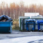 Kontenery na śmieci i gruz – jak skutecznie sortować odpady?